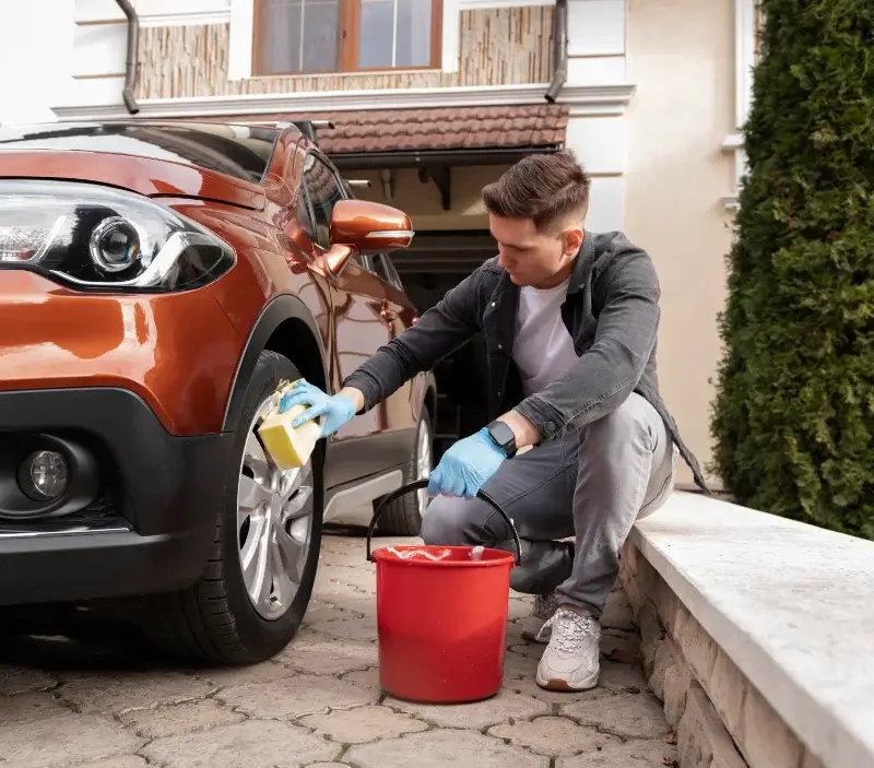 Lavage auto à domicile Paray-sous-Briailles : professionnel intervenant sur un véhicule